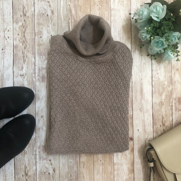 New York & Company Sweaters - 💛5/$25 New York & Company Beige Cableknit Sweater